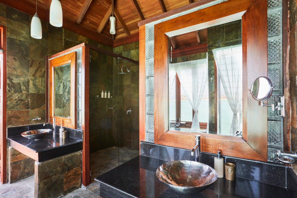 SunSiyam_Olhuveli-Deluxe-Water_Villa-Bathroom-3