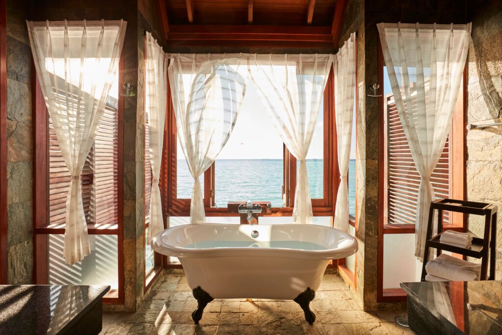 SunSiyam_Olhuveli-Deluxe-Water_Villa-Bathroom-6