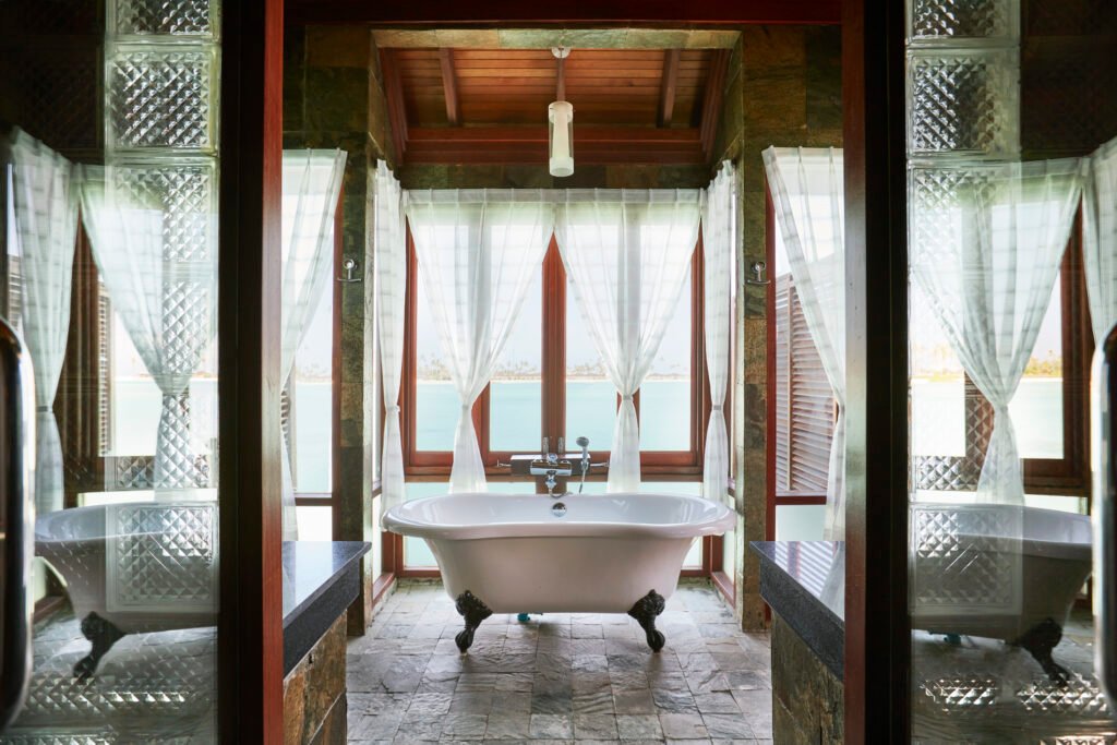 SunSiyam_Olhuveli-Prestige-Jacuzzi-Water_Villa-Bathroom-1